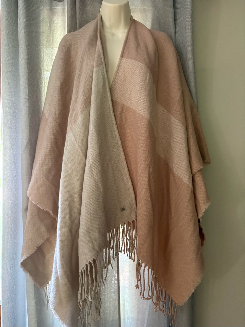 Soia & Kyo Woven Scarfigan Fringe Poncho Wrap NWT One Size Dusty Pink Cream Boho